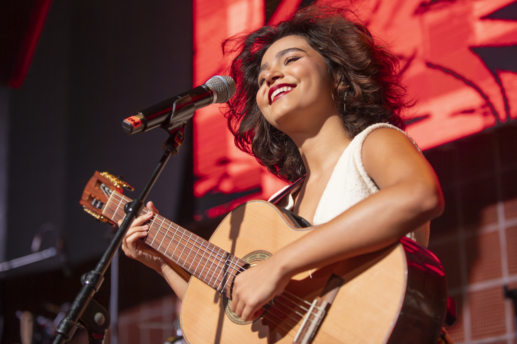 Mari Froes Duesseldorf: The Brazilian indie-pop sensation enchants the Lovebird Festival with magical melodies