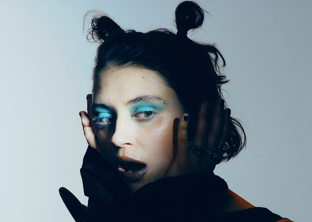 Pomme announces new album ‚la forteresse‘ and releases single ’seule dans la foule‘